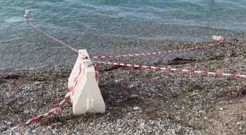 ΠΡΟΣΟΧΗ - Επικίνδυνοι όγκοι με σκουριασμένα σίδερα στην παραλία Κάτω Διμηνίου