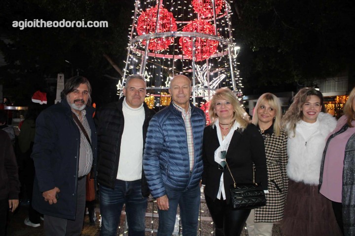 Το χριστουγεννιάτικο δέντρο των Αγίων Θεοδώρων "φωτίστηκε" από τα χαμόγελα των παιδιών. 