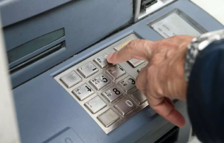 Από σήμερα μειώνονται ή καταργούνται οι 6 βασικές τραπεζικές προμήθειες για εκατομμύρια πολίτες