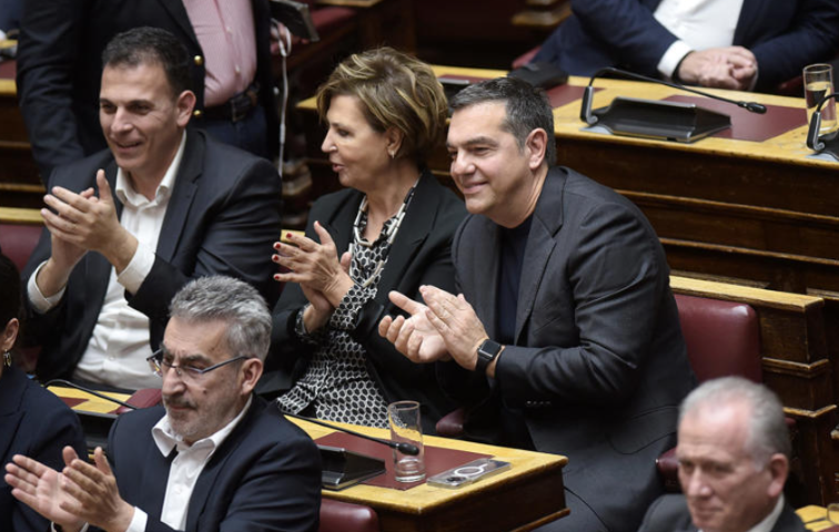 Στην Ολομέλεια της Βουλής ο Αλέξης Τσίπρας – Κάθισε δίπλα στην Όλγα Γεροβασίλη