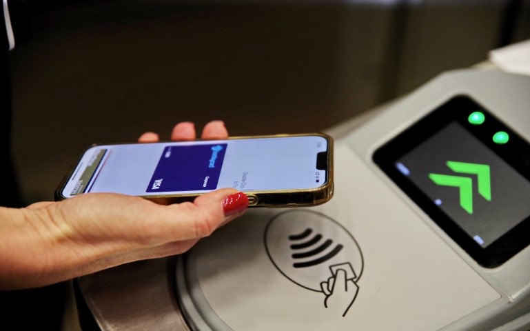 Το νέο σύστημα ανέπαφων πληρωμών «tap2ride» με τραπεζική κάρτα και ψηφιακό πορτοφόλι  στα Μέσα Μαζικής Μεταφοράς