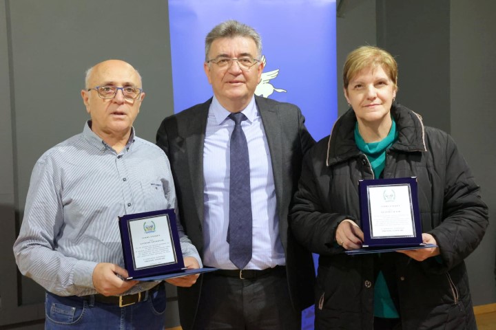 O Νίκος Σταυρέλης  απένειμε τιμητική πλακέτα σε δύο υπαλλήλους του Δήμου  Κορινθίων παλαιάς κοπής 
